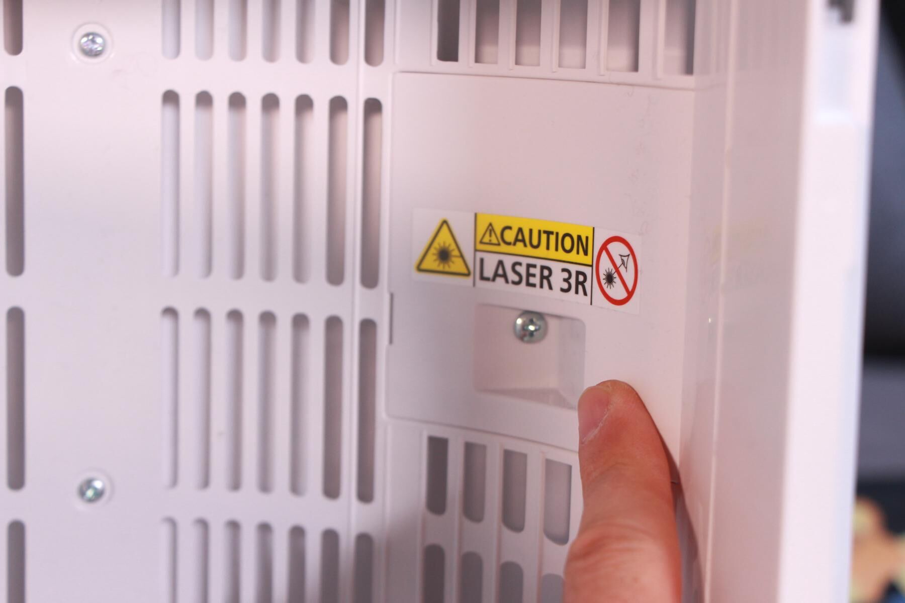 Hinter dem kleinen Türchen mit der Aufschrift “CAUTION LASER 3R” befinden sich die Messsensoren des Philips Air Performer Series 7000.